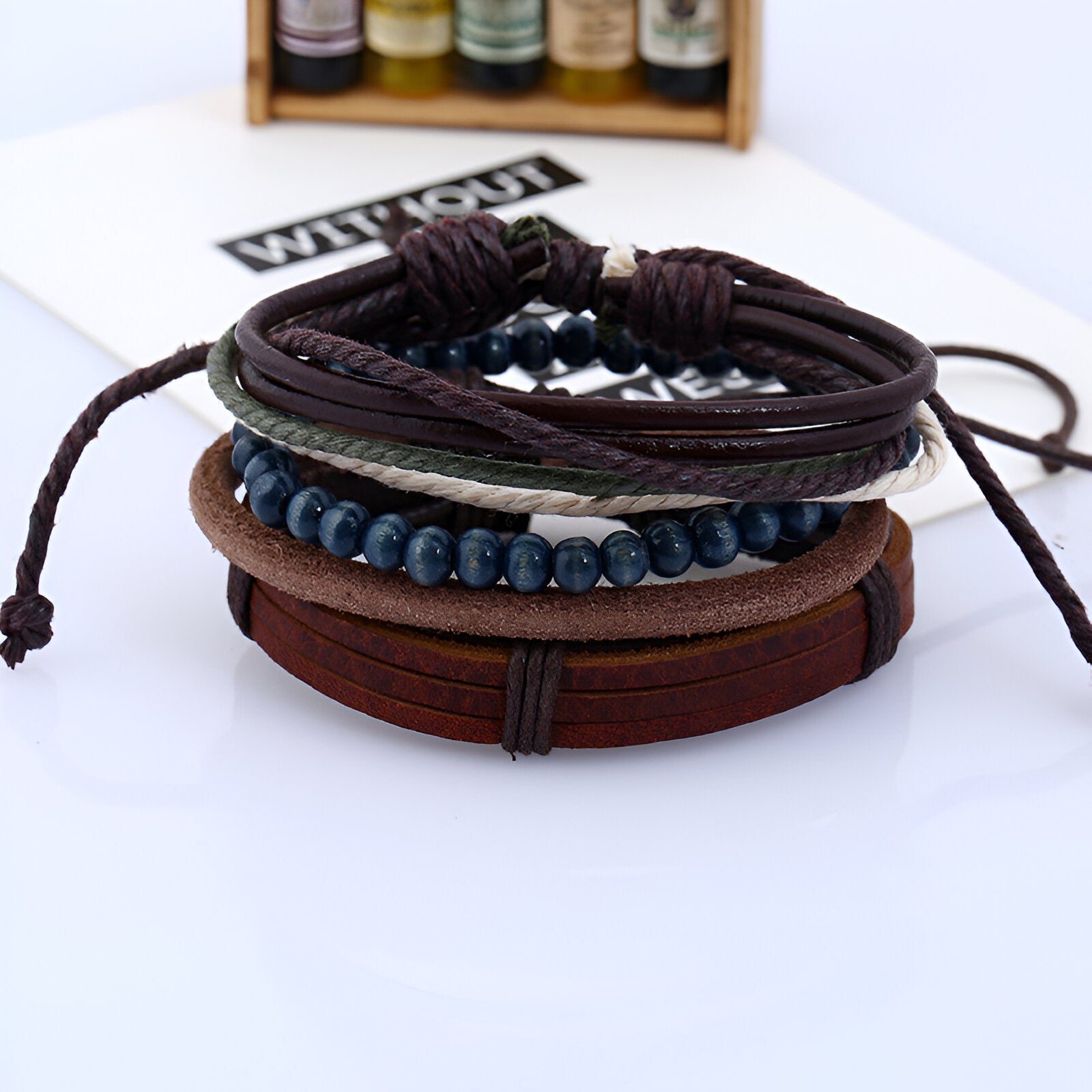 Ensemble de 4 bracelets marron en cuir et perles de bois bleu, style homme élégant, modèle Jaden.