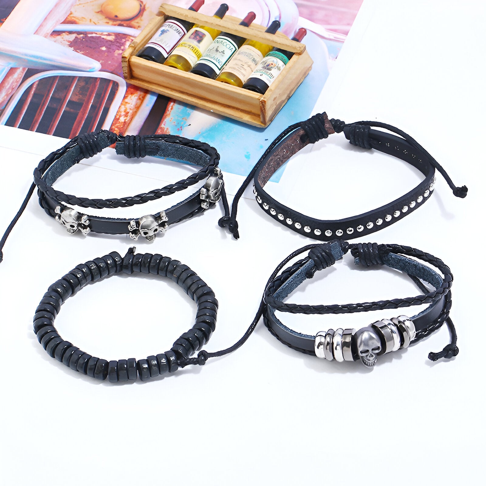Ensemble de 4 bracelets noirs en cuir et bois avec motifs têtes de mort et clous métalliques pour homme.