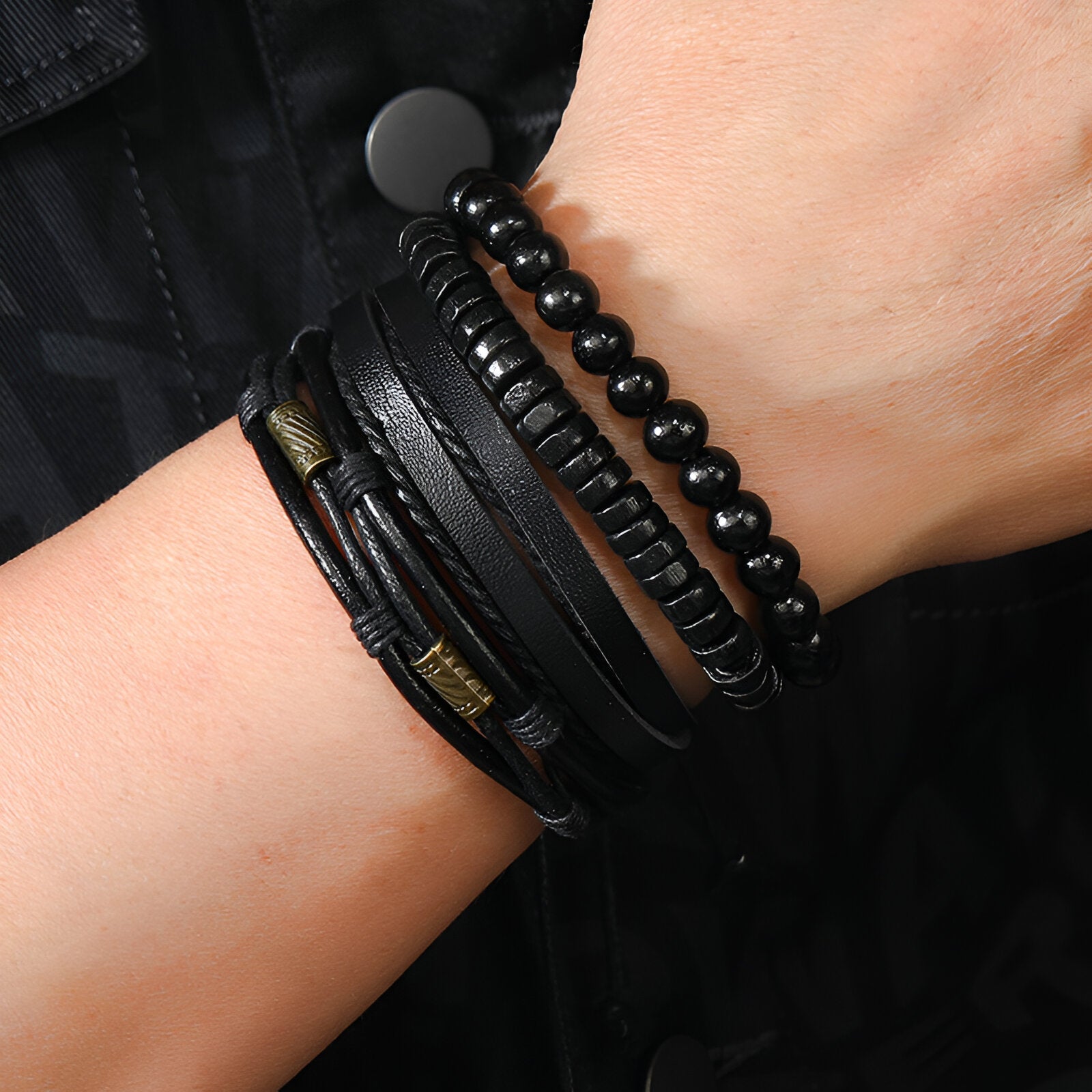 Lot de 4 bracelets noirs en microfibre et perles de bois, style élégant mixte.