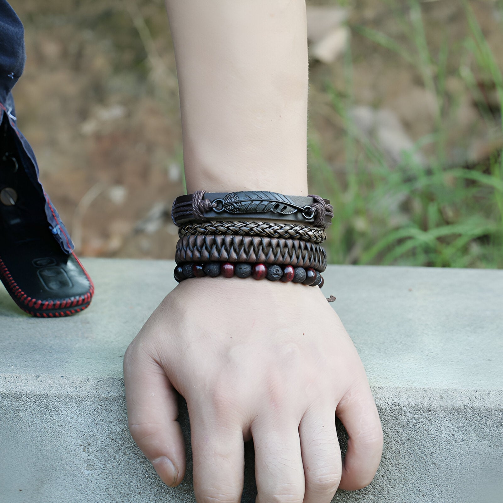 Ensemble de 4 bracelets noirs pour homme en microfibre et pierres volcaniques, style tressé et perlé.