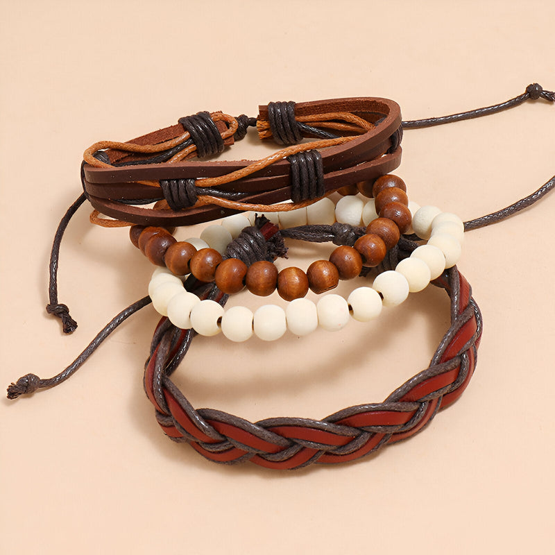 Ensemble de 4 bracelets marron, perles en bois, cuir tressé et lanières multiples avec détails noirs réglables.