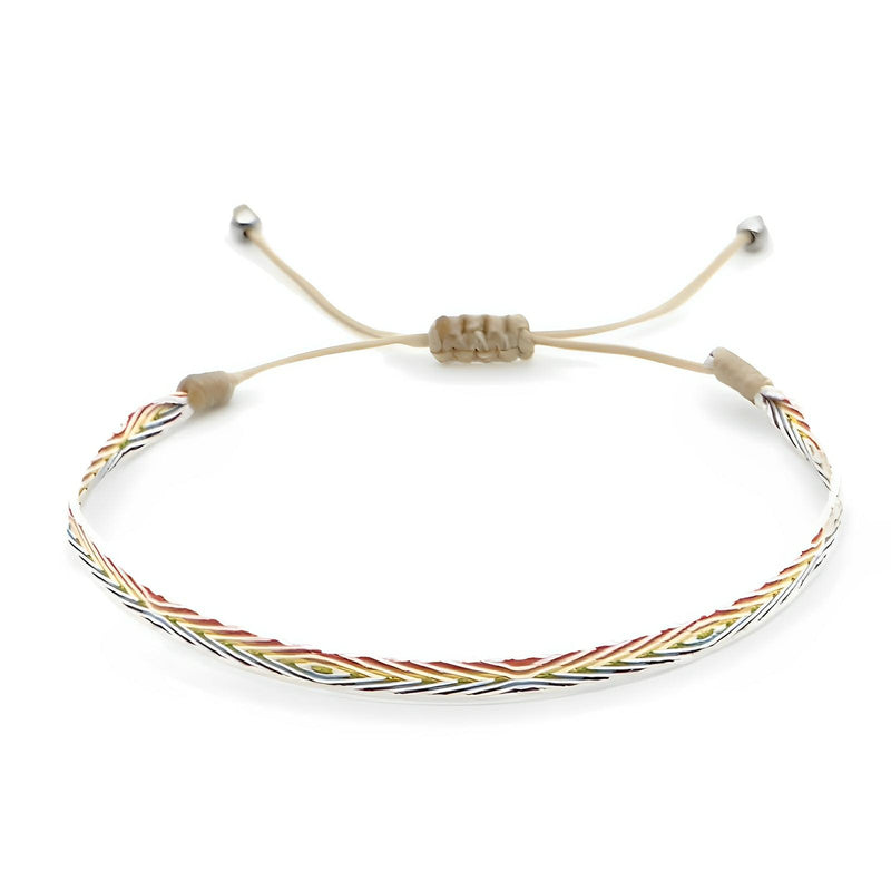 Trio de bracelets tibétains multicolores en fil tressé avec cordon ajustable et perles argentées.