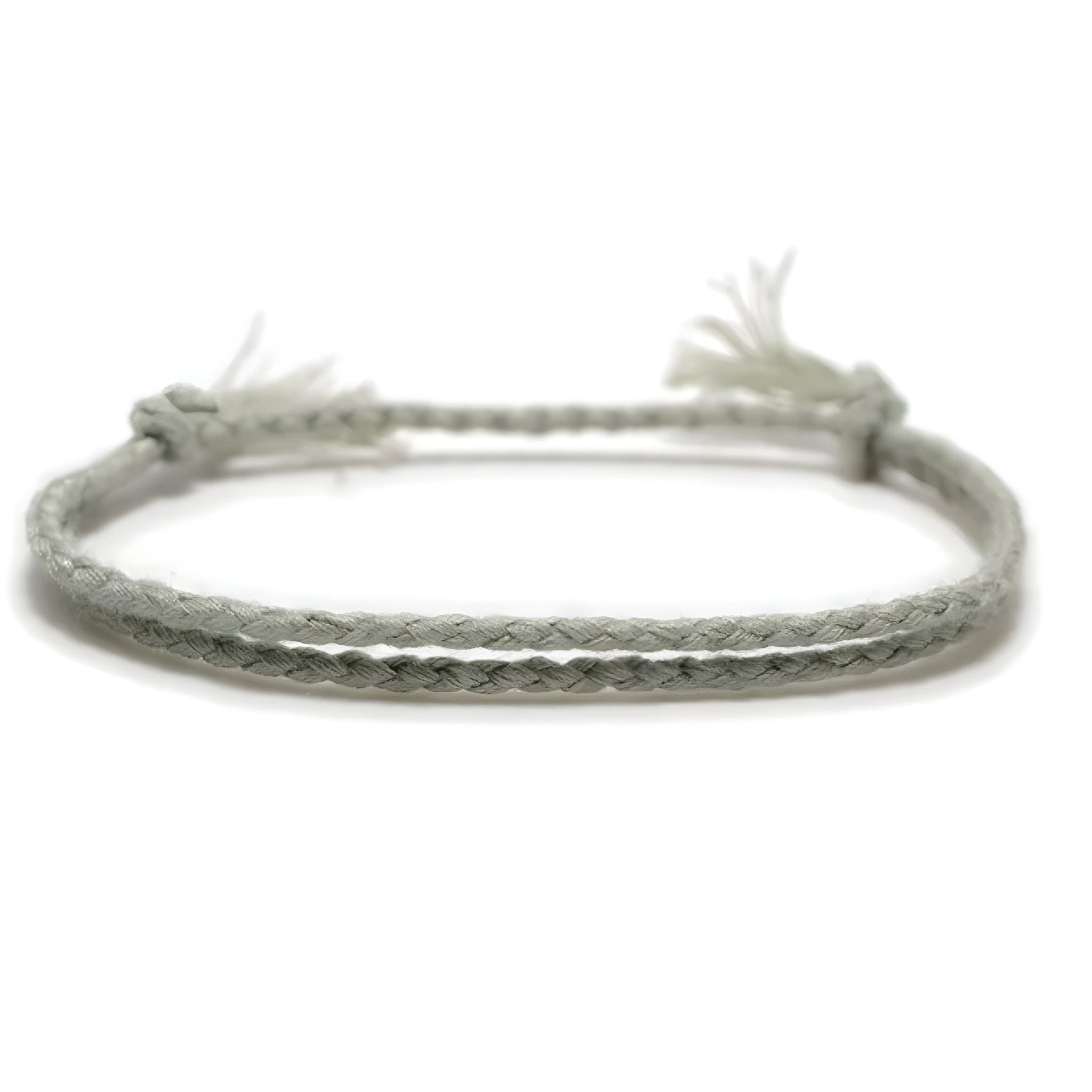Trio de bracelets tibétains pour homme en coton et corde gris clair tressée avec nœuds ajustables.
