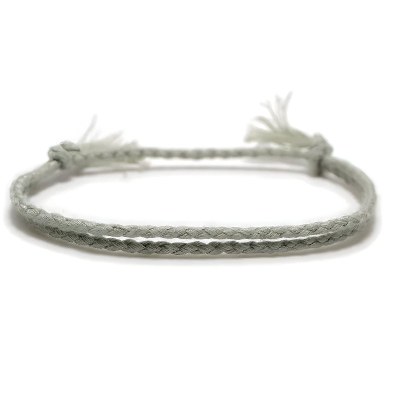 Trio de bracelets tibétains pour homme en coton et corde gris clair tressée avec nœuds ajustables.