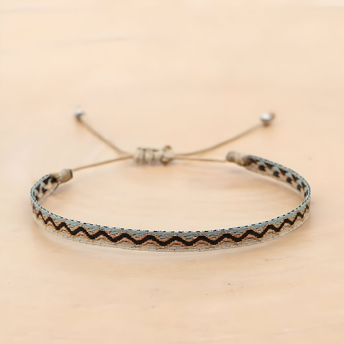 Trio de bracelets tibétains gris et beige en coton, corde ajustable, détails en argent.