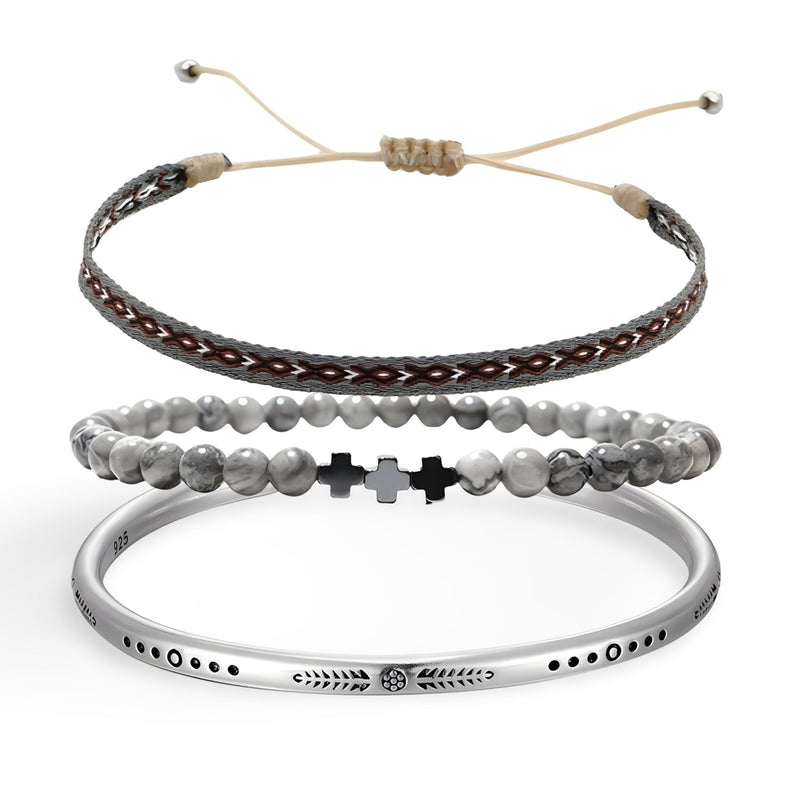 Trio de bracelets gris, cuir tressé, perles de jaspe avec croix noire, jonc argenté gravé.