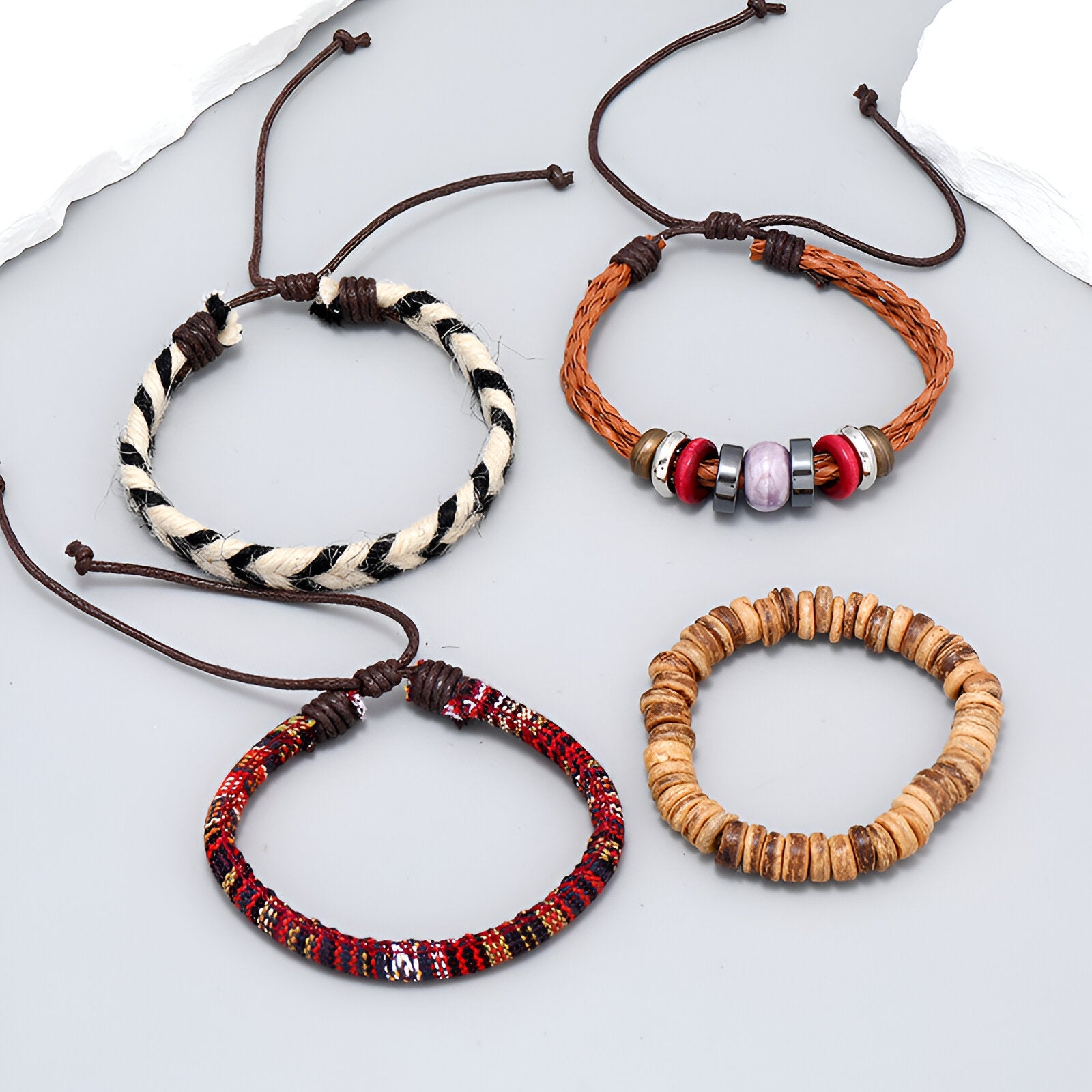 Ensemble de 4 bracelets mixtes multicolores en cuir tressé et perles bois et métal, style bohème.