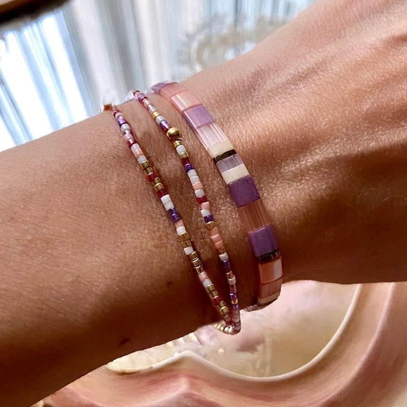 Trio de bracelets perles du Japon multicolores rose, violet et doré, style bohème chic, facile à enfiler.