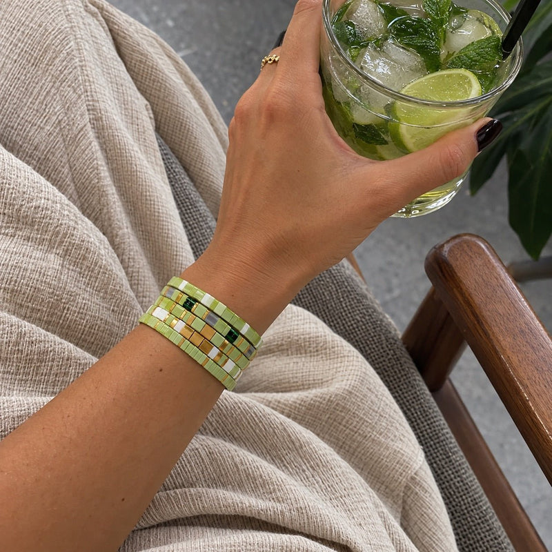 Ensemble de cinq bracelets élastiques en perles du Japon Tila, vert céladon, blanc lumineux, détails dorés, modèle Piya