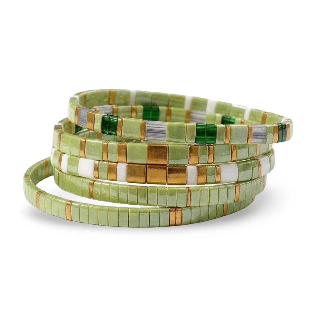 Ensemble de cinq bracelets élastiques en perles du Japon Tila, vert céladon, blanc lumineux, détails dorés, modèle Piya