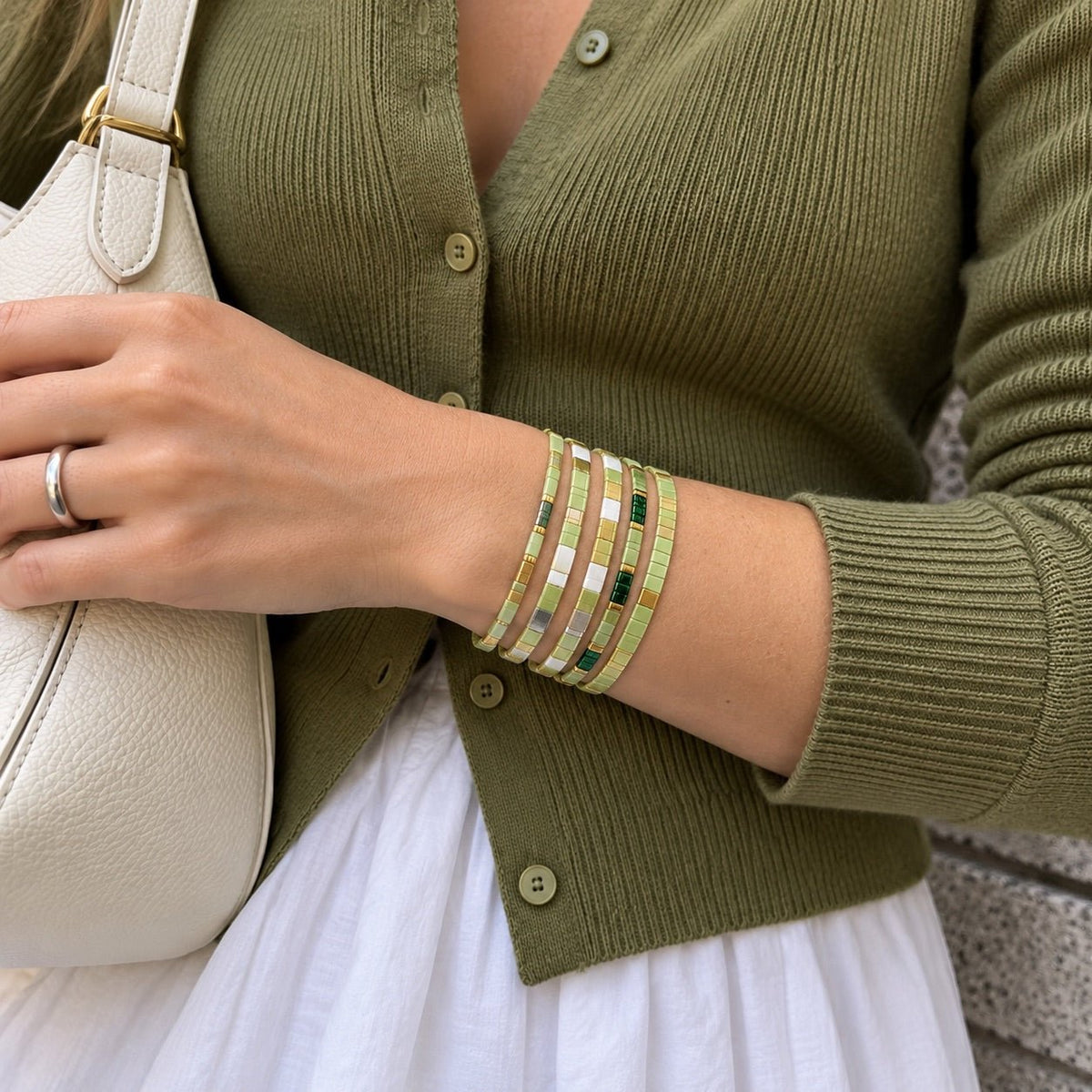 Ensemble de cinq bracelets élastiques en perles du Japon Tila, vert céladon, blanc lumineux, détails dorés, modèle Piya