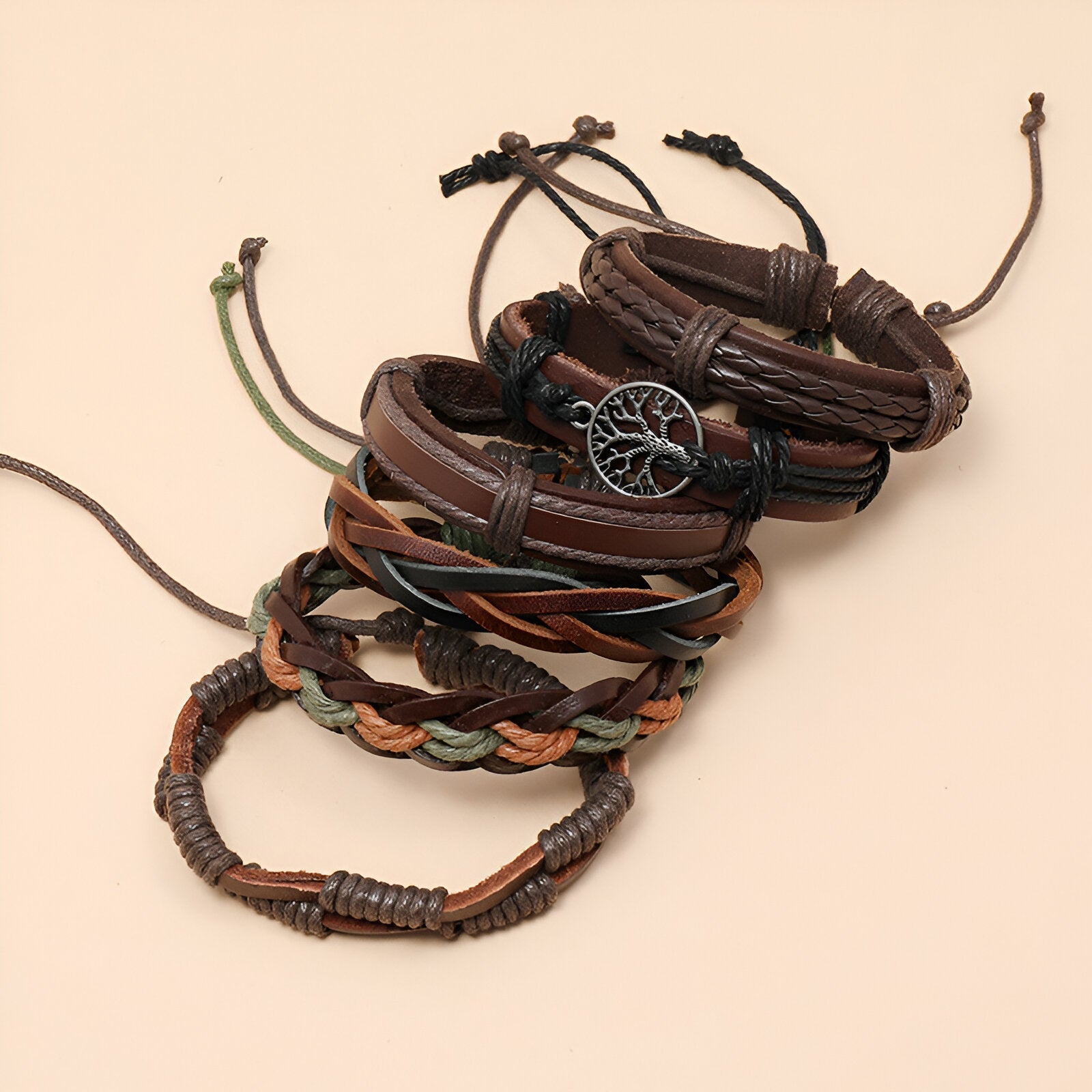 Ensemble de 6 bracelets en cuir marron, styles tressés et lisses, avec pendentif arbre de vie en métal noir.