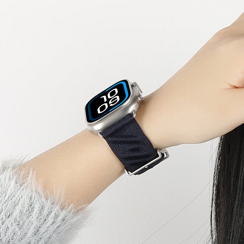 Bracelet Apple Watch Esmeralda bleu marine tressé respirant avec boucle métal argenté, design chic vague.