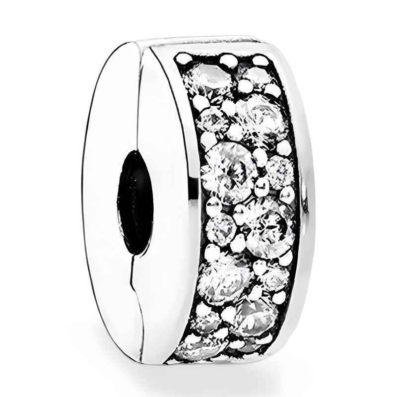 Espaceur argenté pour charm avec rangée de petits cristaux brillants.