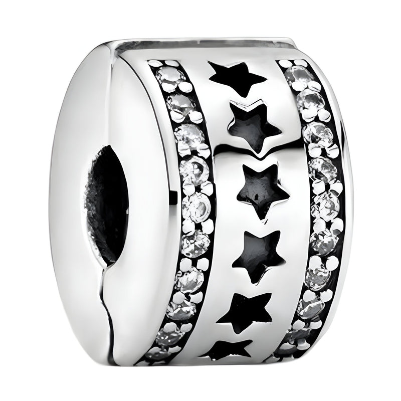 Espaceur en argent avec étoiles découpées et rangées de petits cristaux sur les côtés.