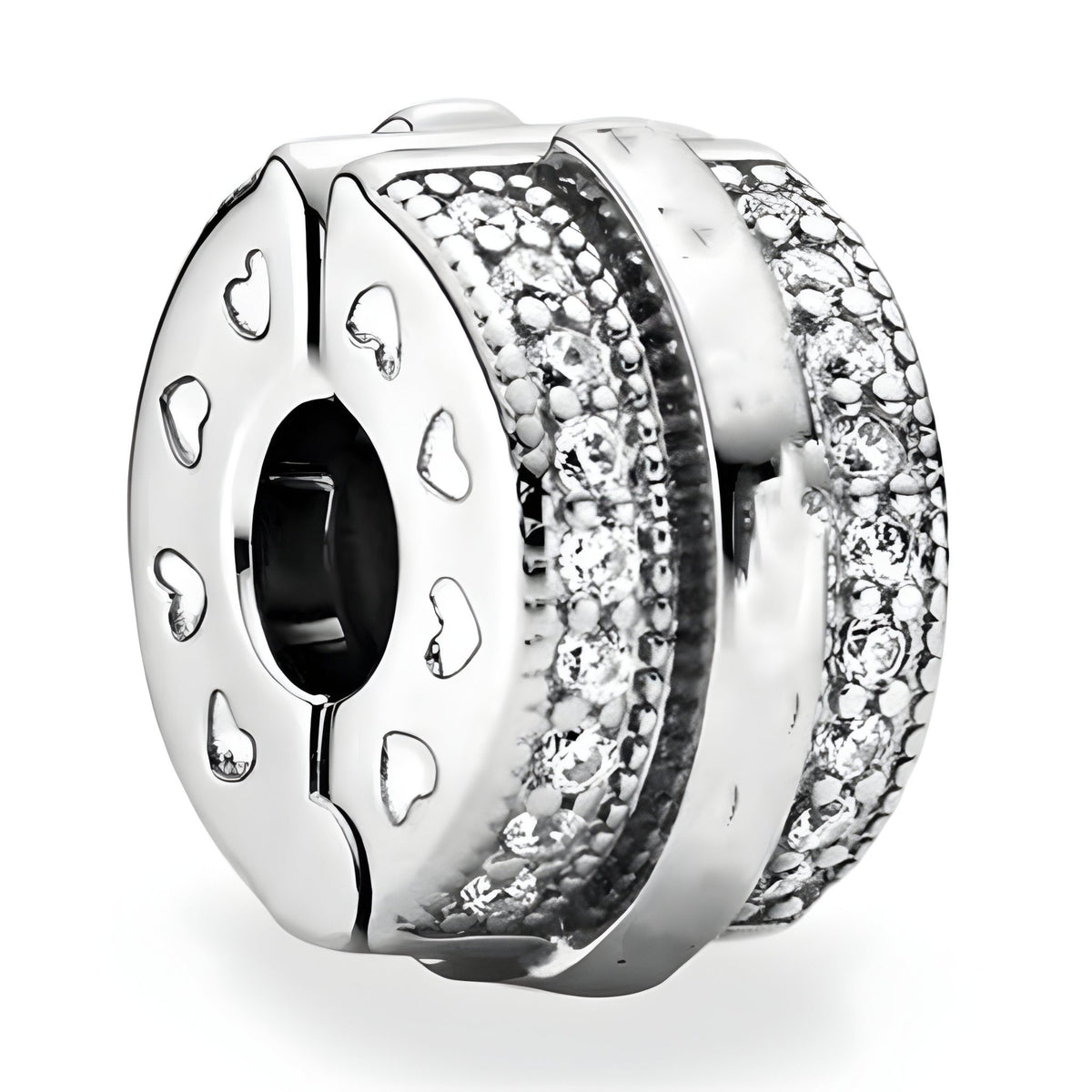 Espaceur pour charm en argent avec rangées de petits cristaux et cœurs gravés sur les côtés.