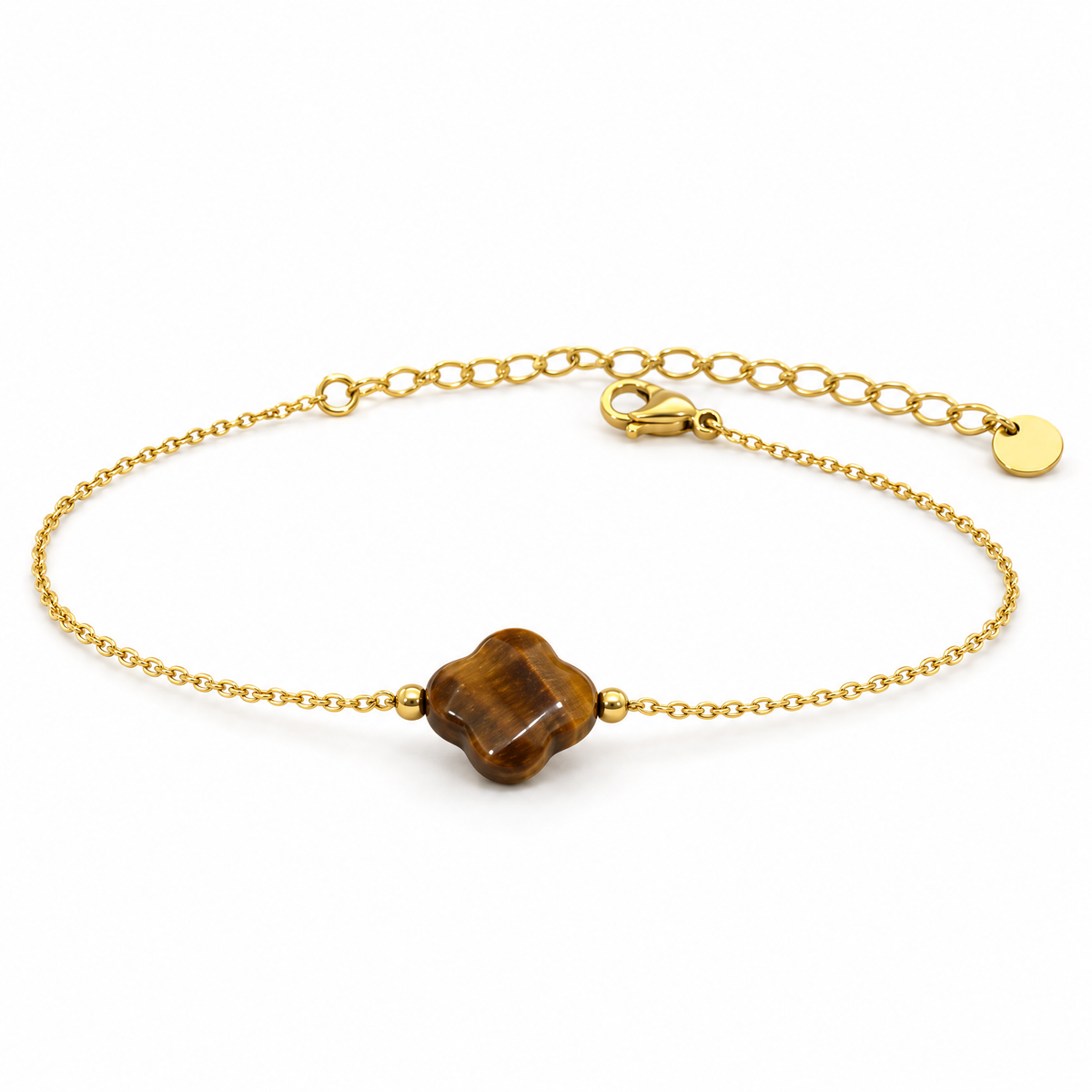 Packshot studio bracelet Bracelet trèfle en pierre naturelle, chaîne dorée fine, charme porte-bonheur féminin, réglable, modèle Idicia — Oeil de tigre, vue frontale basse, fond blanc pur, détails verrouillés