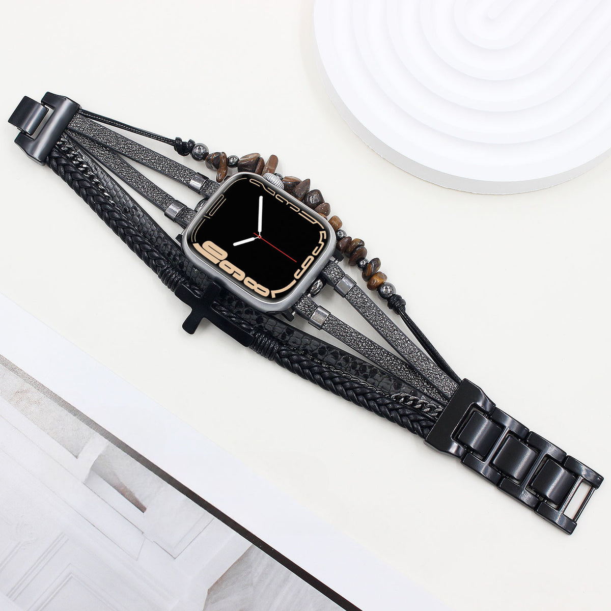 Bracelet Apple Watch multirangs avec croix chrétienne, détails contrastés, chaîne élégante, ajustement rapide, Kléder