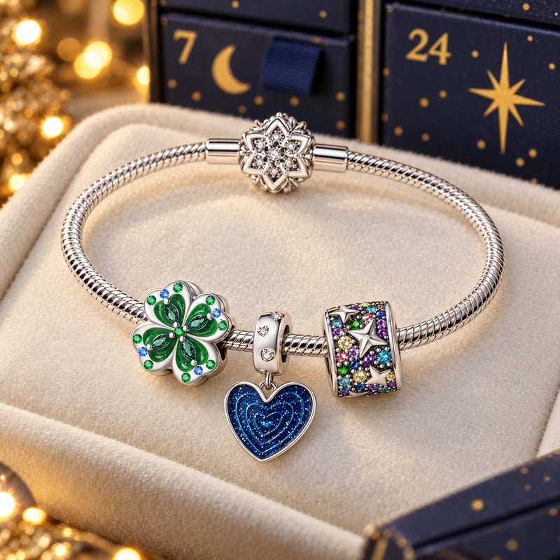 Bracelet avec charms enfilés : trèfle vert, cœur bleu et perle étoilée
