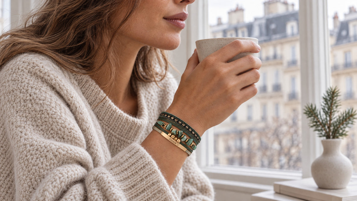 Femme portant le bracelet multirangs Hailey vert dans une ambiance de Noël sobre, photographie horizontale