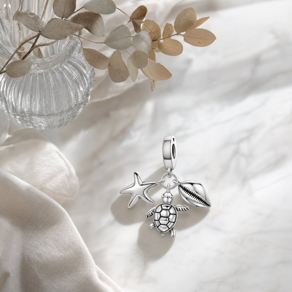 Charm pendant trio marin, etoile de mer et coquillages, finition argentee, modele Pelagos