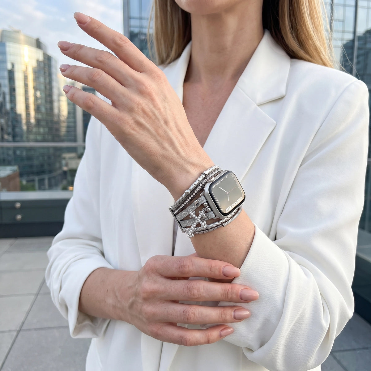 Bransoletka Apple Watch wielorzędowa dla kobiet, bransoletka z ekoskóry z krzyżem chrześcijańskim, regulowane ogniwa na zatrzask, model Stravada