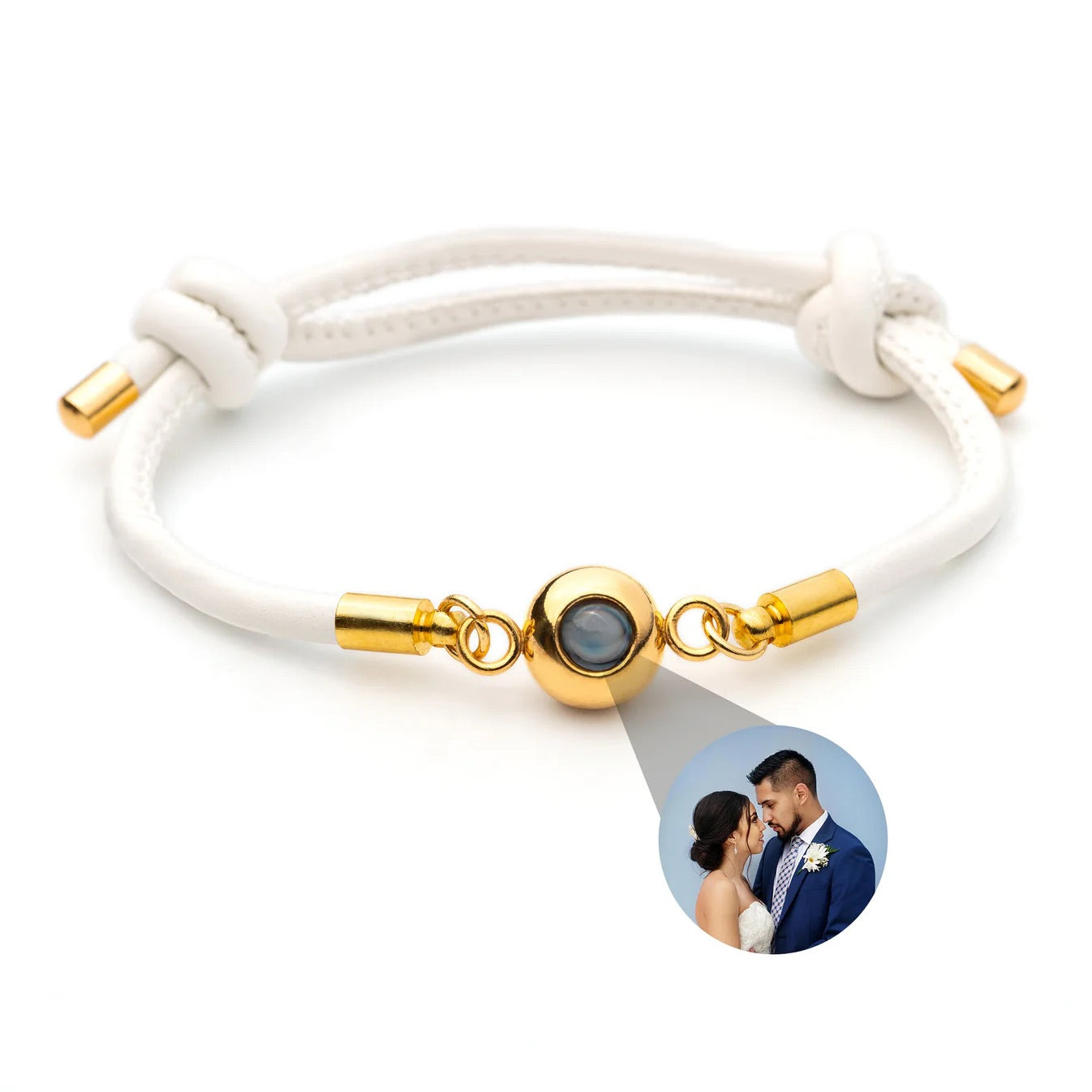 Bracelet blanc en cuir avec fermoir en acier inoxydable doré et médaillon photo personnalisable rond.