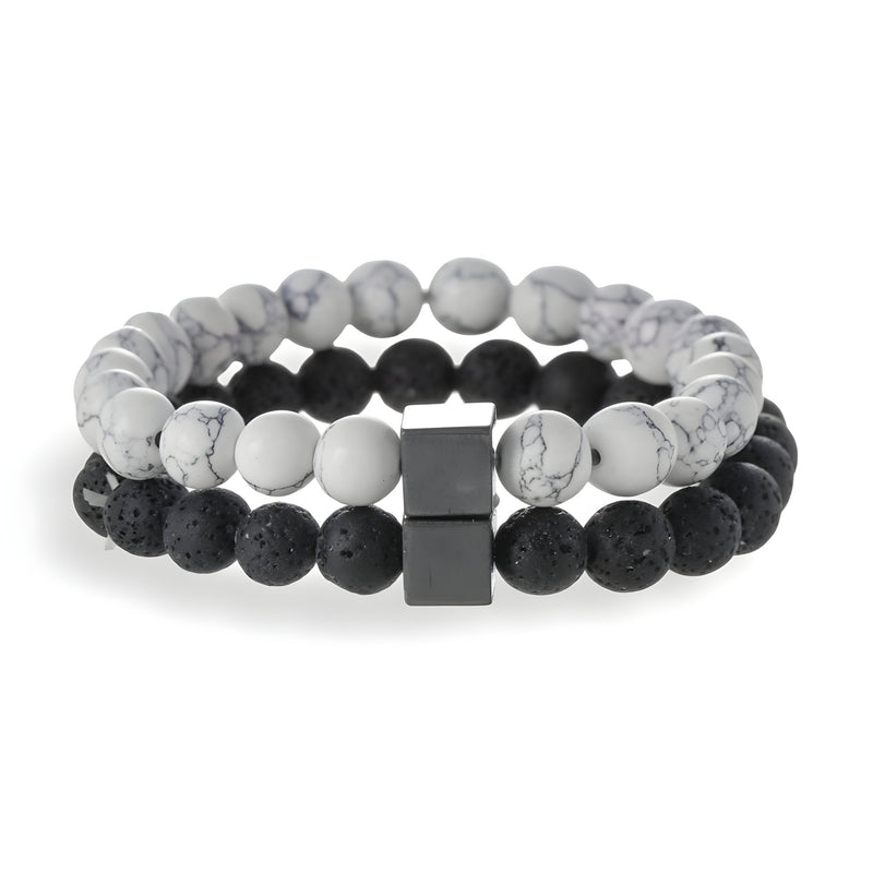 Paire de bracelets élastiques pour homme en pierres volcaniques noires et blanches avec perles marbrées et carrées noires.