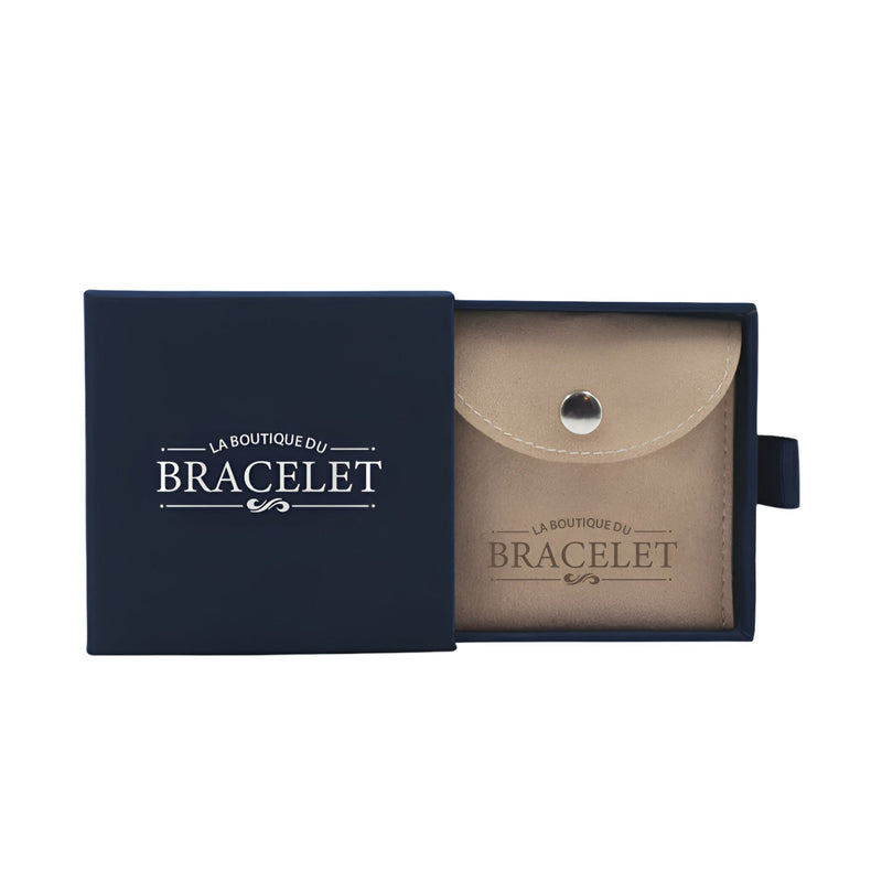 Coffret bleu marine avec étui beige pour bracelet, logo blanc élégant sur la boîte.
