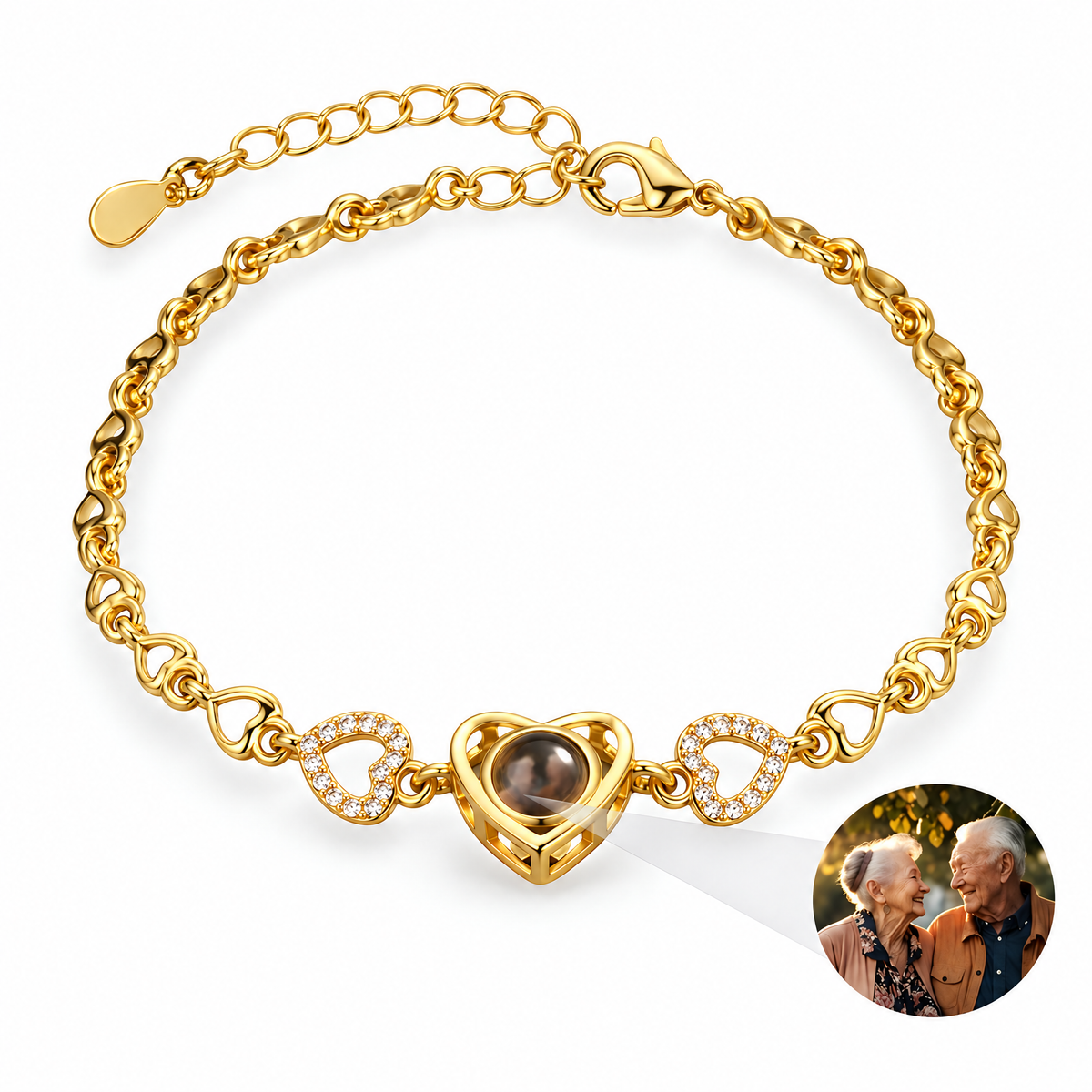 Bracelet photo personnalisé en argent sterling, multiples cœurs — modèle Raiza — Or — packshot studio photo sous lentille