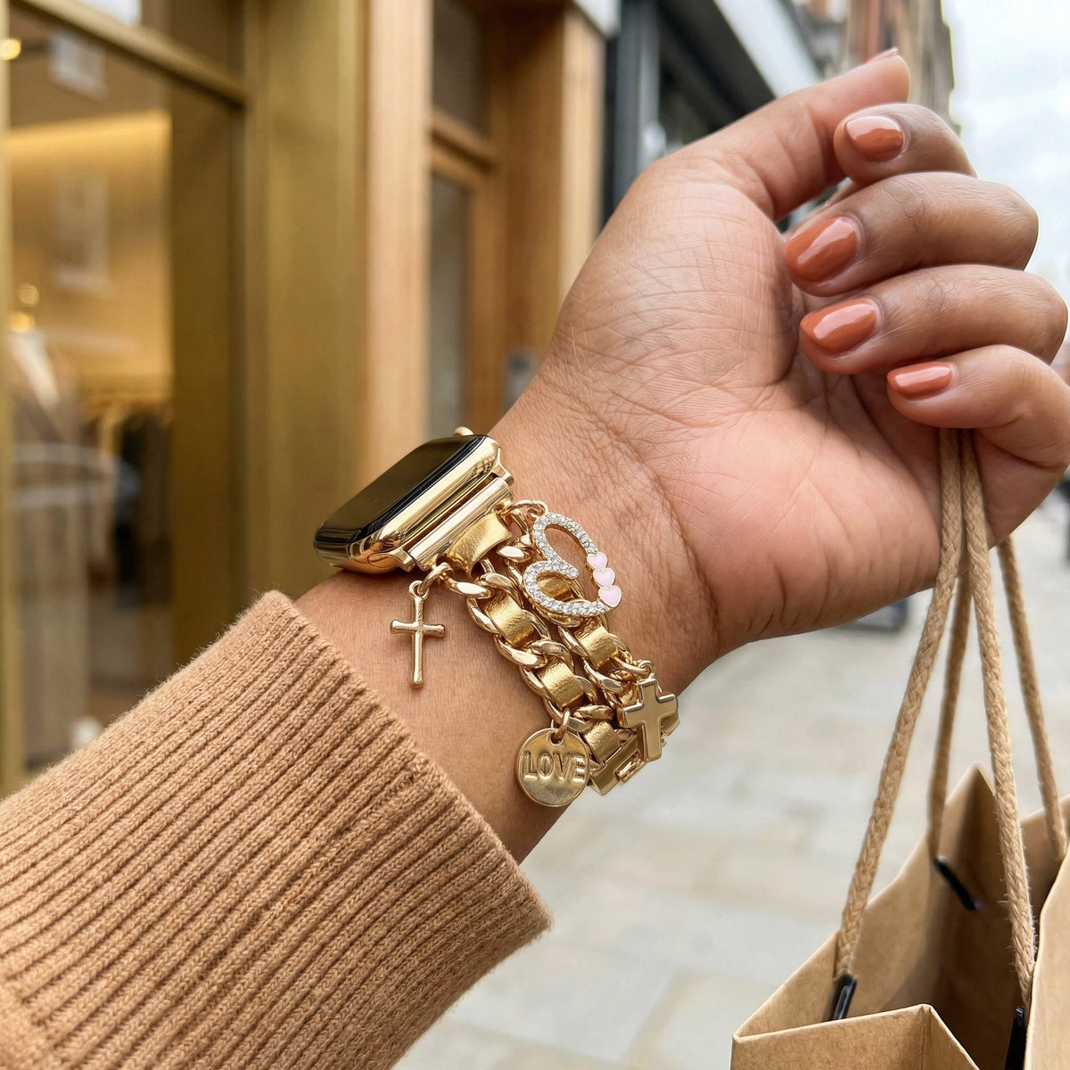 Bracelet Apple Watch, multiples breloques cœur et croix, maillons métalliques à clipser, bijou de montre femme, accessoire tendance, modèle Erza