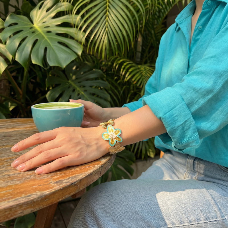 Bracelet manchette femme, motif floral coloré, acier inoxydable doré, bijou ajustable, éclat printanier, modèle Déssima