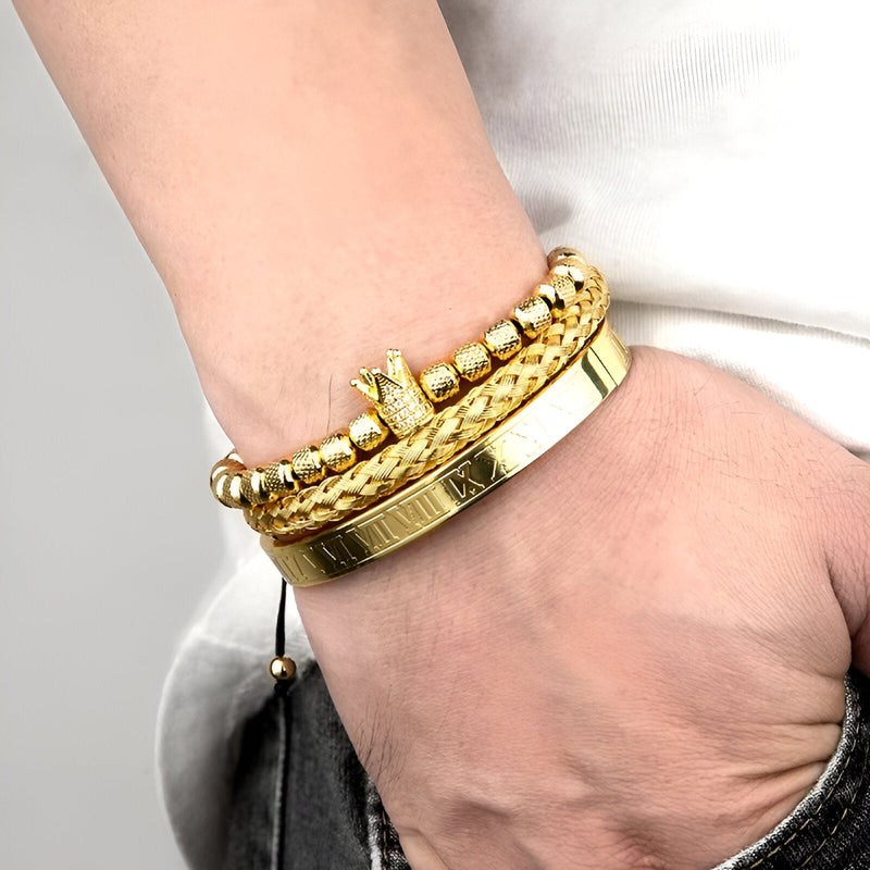 Trio de bracelets homme en acier inoxydable doré avec couronne et maillons texturés.