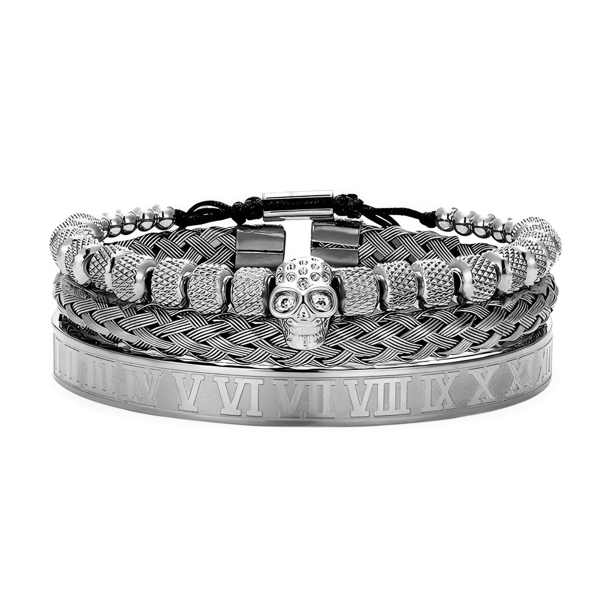 Trio de bracelets en acier inoxydable argenté avec têtes de mort et détails gravés, style masculin.