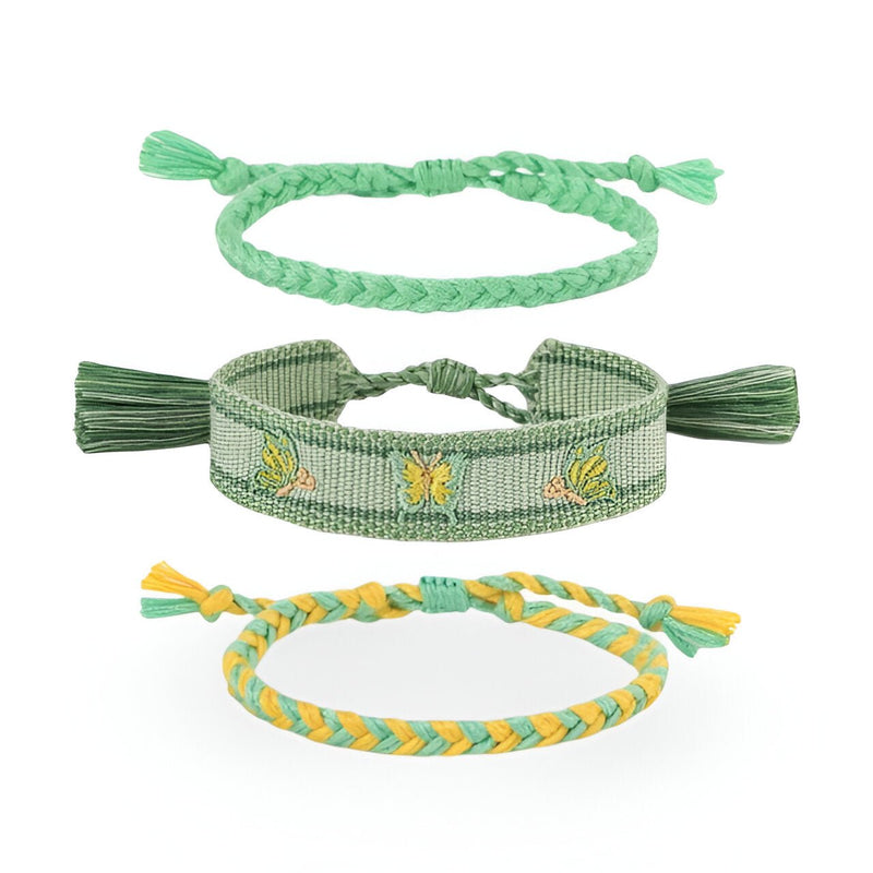 Trio de bracelets en coton tissé vert et jaune avec motifs papillons et tressés manches nouées.