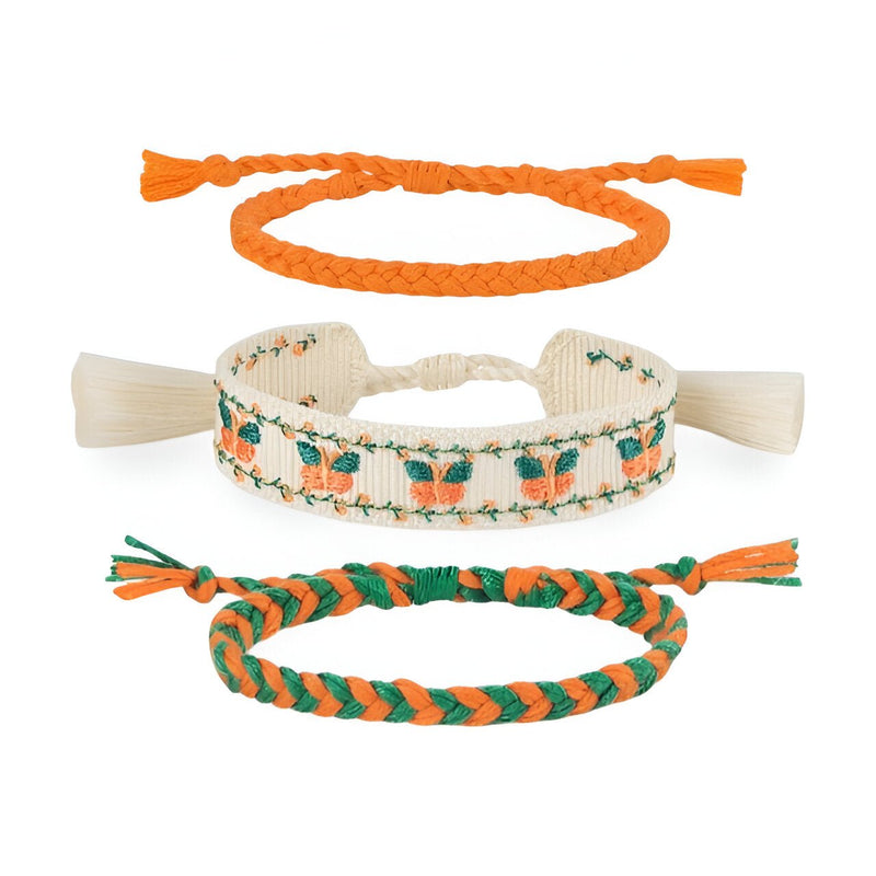 Trio de bracelets coton tissé orange uni, beige à motif papillons orange, et vert-orange tressé avec pampilles.