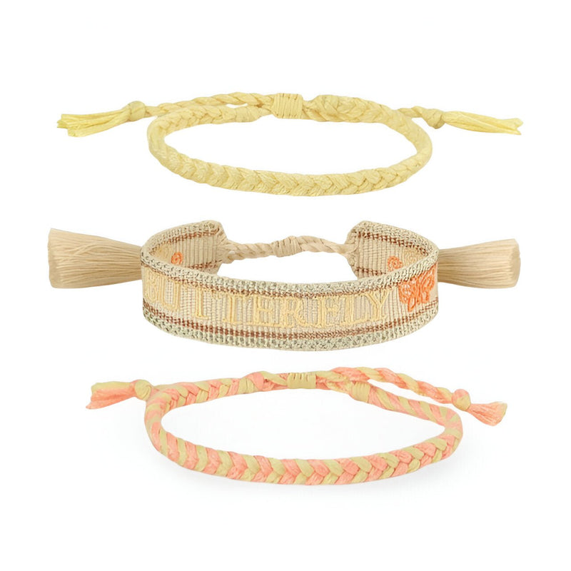 Trio de bracelets en coton tissé, tons beige et pêche, motif papillons brodé, fermetures nouées.
