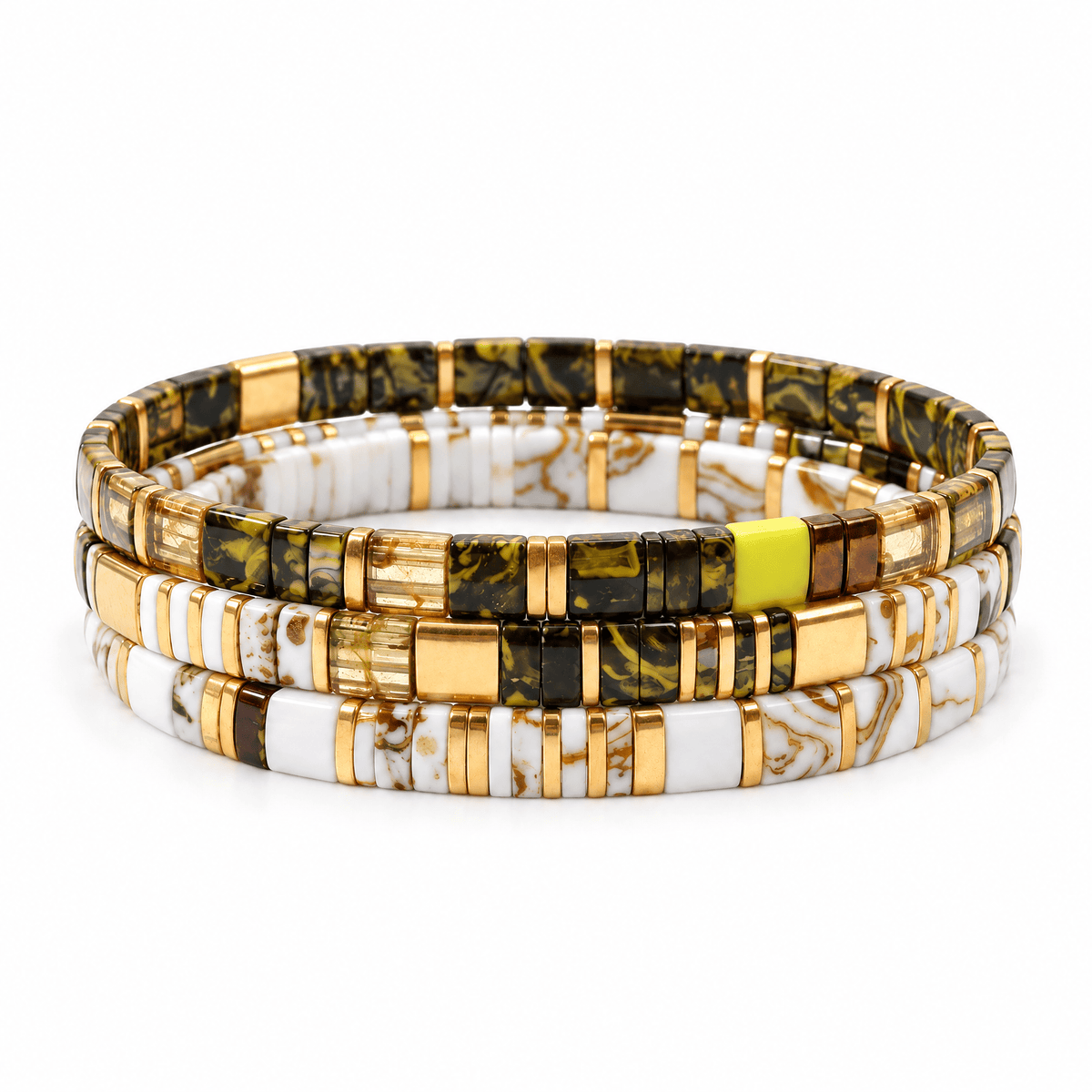 Trio de bracelets Masata Multicolore empilé et resserré posé de face sur fond blanc