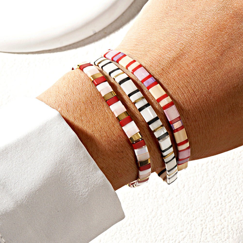 Trio de bracelets en perles japonaises multicolores sur fil beige, style moderne et épuré.