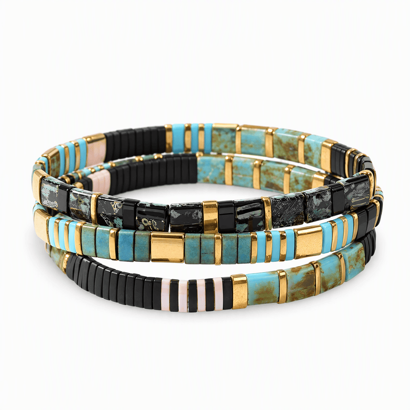 Trio de bracelets Nikia Multicolore empilé posé de face sur fond blanc