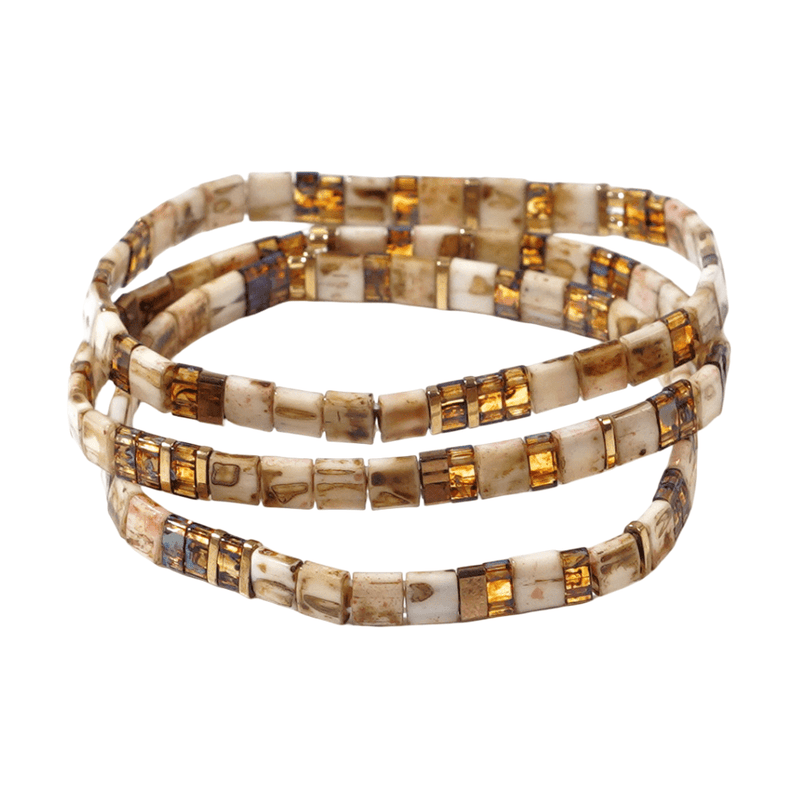 Trio de bracelets élastiques en perles carrées caramel, nacrées et motif léopard beige marron.