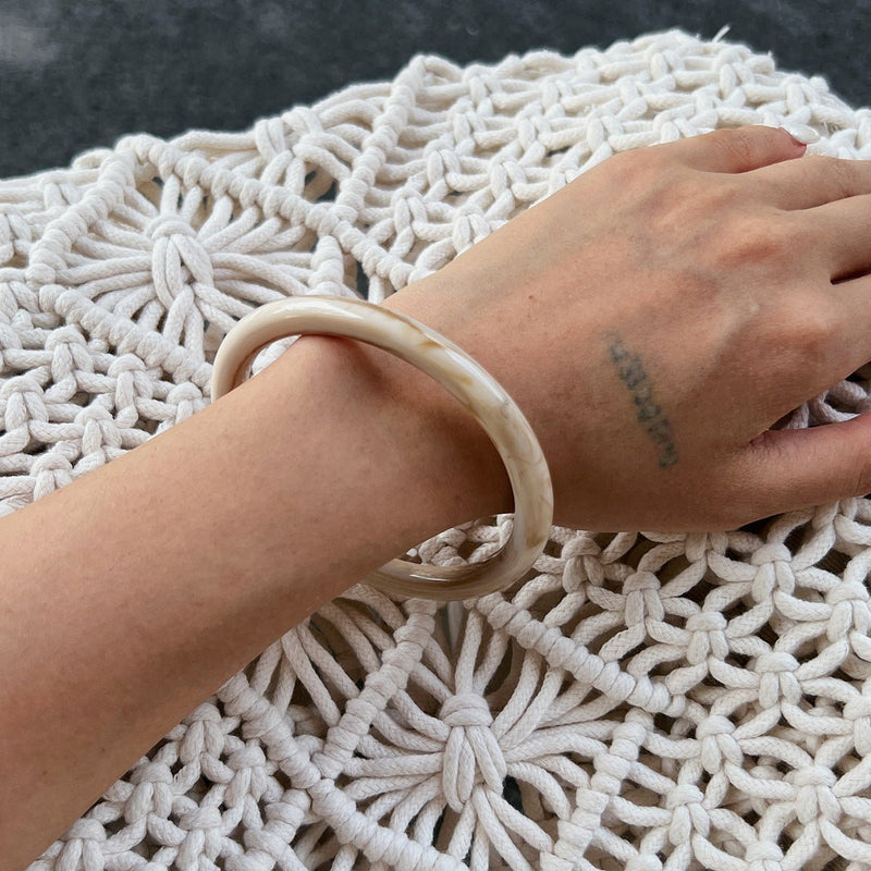 Trio de bracelets en résine, chic, effet marbre et ivoire, large à superposer, modèle Zanita - La Boutique du Bracelet