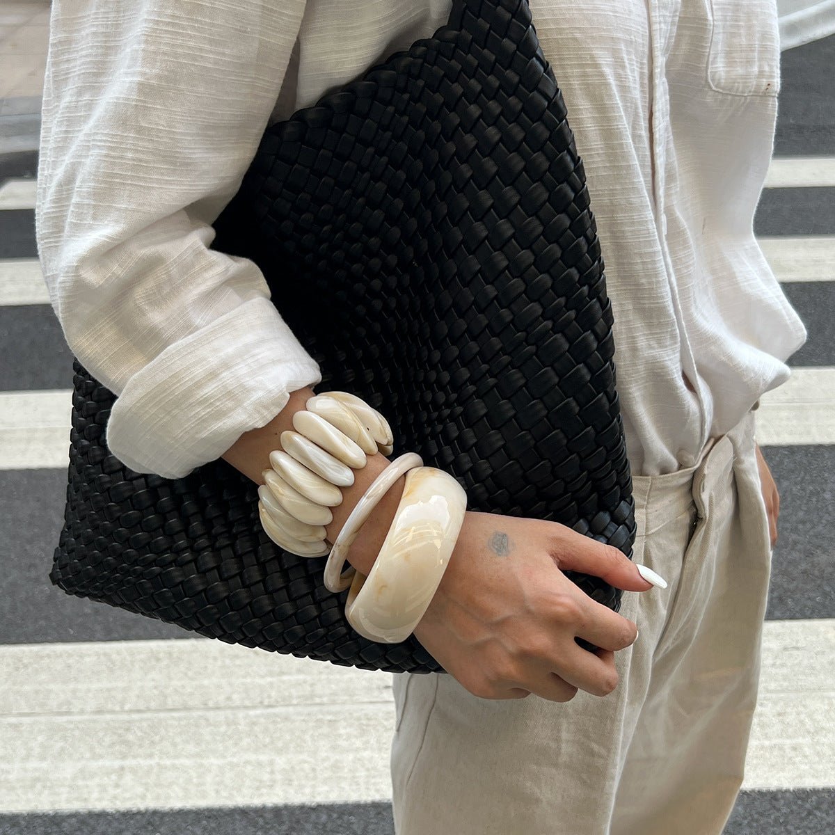 Trio de bracelets en résine, chic, effet marbre et ivoire, large à superposer, modèle Zanita - La Boutique du Bracelet