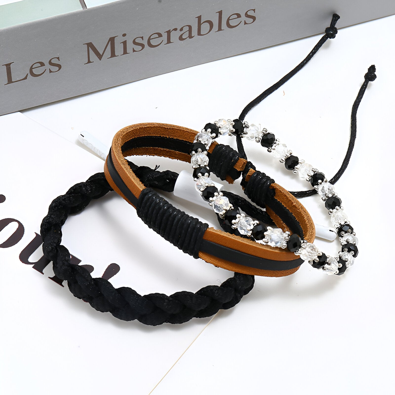 Trio de bracelets larges noirs en cuir tressé, cristal noir et cordon réglable féminin.