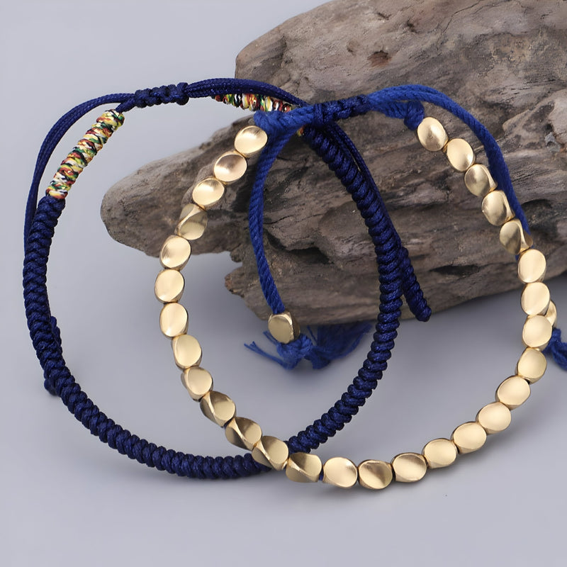 Trio de bracelets tibétains bleu en corde tressée et perles de cuivre doré.