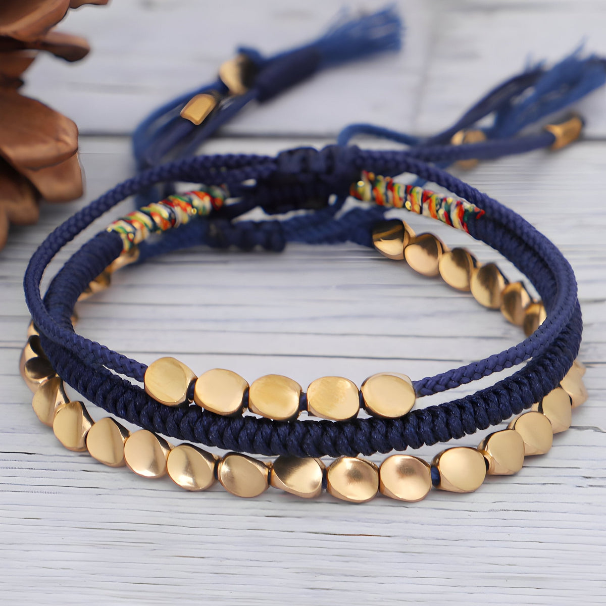 Trio de bracelets tibétains en corde bleue avec perles en cuivre doré style porte-bonheur.