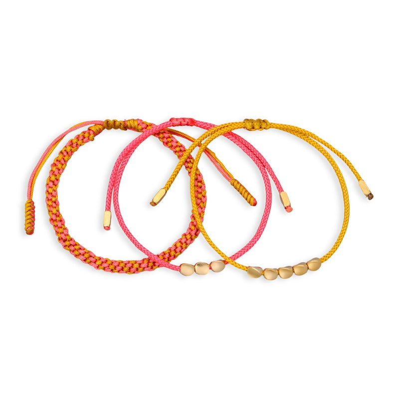 Trio de bracelets tibétains en corde rouge, rose et jaune avec perles de cuivre.