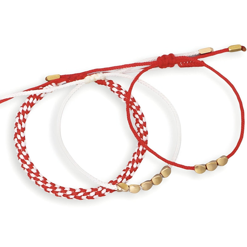 Trio de bracelets tibétains en corde rouge et blanche avec perles en cuivre doré.