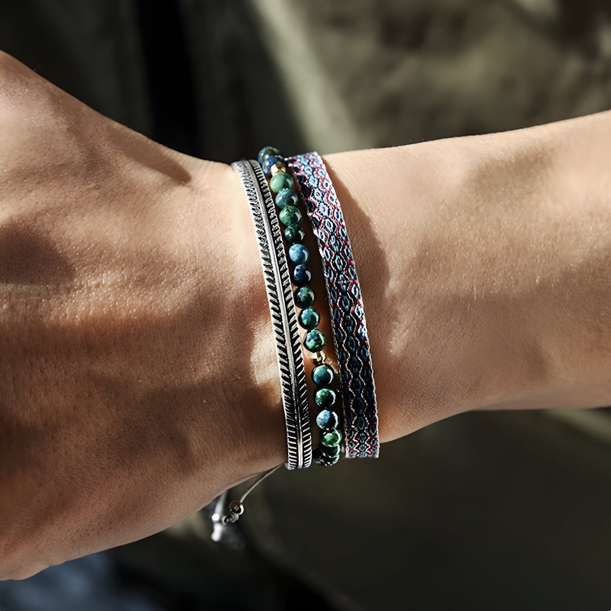 Trio de bracelets tibétains homme en lapis lazuli, argent et cordon coloré tressé.