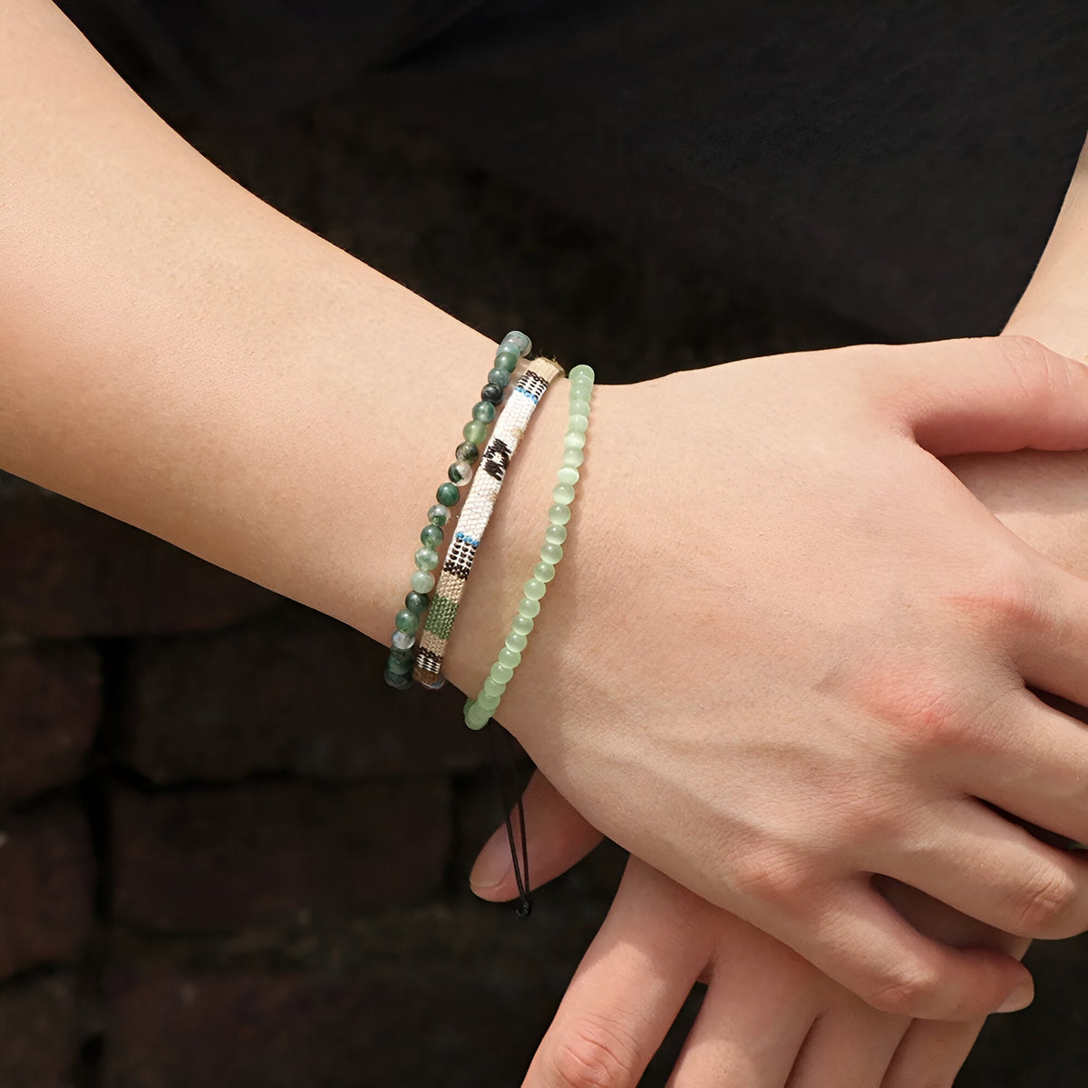 Trio de bracelets tibétains pour homme en agate verte, perles fines et détails argentés.